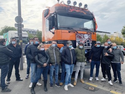 Plusieurs dizaines de forains se sont mobilisées, lundi 12 octobre à la mi-journée, devant la préfecture de Seine-Maritime.