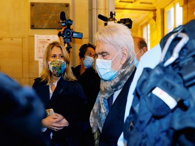 Bernard Tapie arrive au Palais de justice de Paris, le 12 octobre 2020 - Thomas SAMSON [AFP]