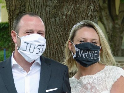 Comme pour ces mariés masqués, "le masque peut être un moyen de communication".