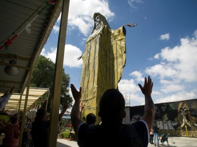 Des Mexicains prient devant la Santa Muerte, une statue représentant la mort, le 4 octobre 2020 à Tultitlan - CLAUDIO CRUZ [AFP]