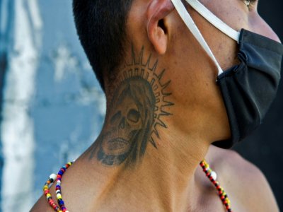 Un tatouage de la Santa Muerte sur le cou d'un jeune Mexicain, le 4 octobre 2020 à Tultitlan, dans l'Etat de Mexico - CLAUDIO CRUZ [AFP]