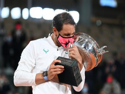 Rafael Nadal embrasse la coupe des Mousquetaires après sa victoire sur Novak Djokovic à Roland-Garros, le 11 octobre 2020 - Anne-Christine POUJOULAT [AFP]