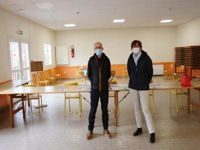 Sébastien Barbier, infirmier libéral, et Nathalie Neveu, directrice du CCAS et de la solidarité à la ville de Mondeville, dans la salle du restaurant, transformée en centre de vaccination contre la grippe pendant un mois.