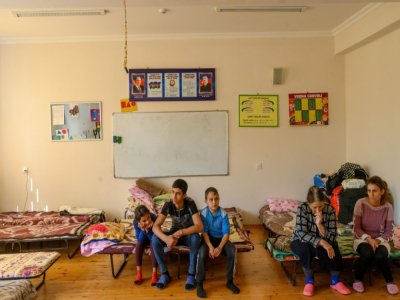 Une réfugiée ayant fui le village de Terter à cause des combats entre arméniens et azéris parle au téléphone dans une cour d'école à Barda (Azerbaïdjan), le 12 octobre 2020. - Bulent Kilic [AFP]