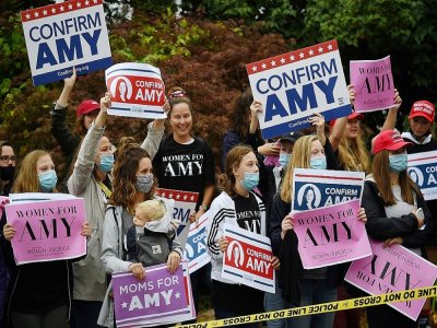 Des manifestantes soutiennent la juge Amy Coney Barret lors de son audition au Sénat des Etats-Unis le 12 octobre 2020 à Washington - Olivier DOULIERY [AFP]