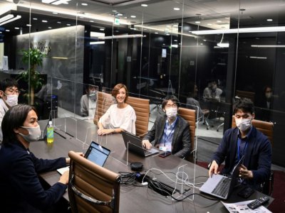 Des employés de ReVcomm, une start-up de Tokyo proposant un système d'intelligence artificielle pour améliorer les ventes à distance - Charly TRIBALLEAU [AFP/Archives]
