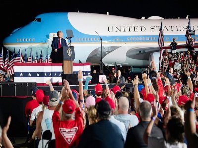 Le président américain Donald Trump en meeting de campagne à l'aéroport de Sanford, en Floride, le 12 octobre 2020 - SAUL LOEB [AFP]