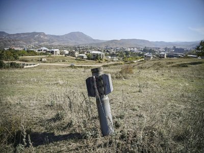 Un missile BM-30 Smerch n'ayant pas explosé à la périphérie de Stepanakert, capitale de la région séparatiste du Nagorny Karabakh, le 12 octobre 2020 - ARIS MESSINIS [AFP]