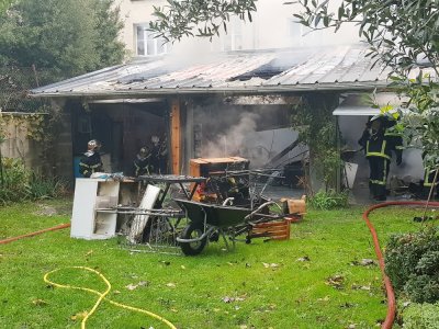 Trois garages ont été embrasés par les flammes dans la rue Guilbert dans le centre de Caen. 