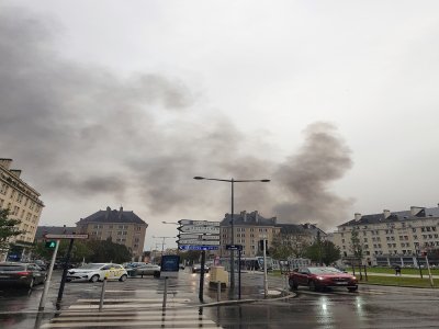 Un incendie s'est déclaré dans la rue Guilbert dans le centre de Caen vers 18h ce mardi 13 octobre. - Raphaëlle Simonnot