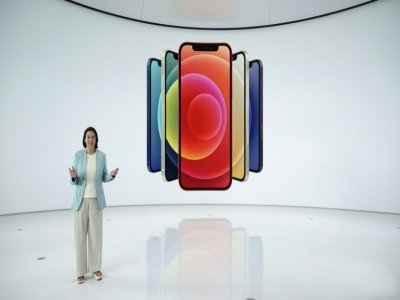 La vice-présidente du marketing des produits iPhone d'Apple, Kaiann Drance, dévoile le nouvel iPhone 12 à Cupertino, en Californie, le 13 octobre 2020 - Apple Inc. [Apple Inc./AFP]