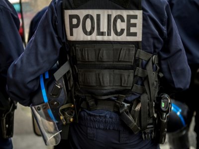 Un policier a été hospitalisé dans un état grave après avoir été renversé par le conducteur d'une voiture dans la nuit de mardi à mercredi à Savigny-sur-Orge (Essonne) - PHILIPPE HUGUEN [AFP/Archives]