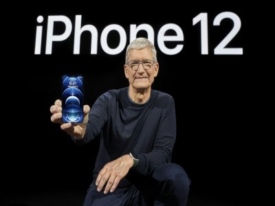 Tim Cook, patron d'Apple, montre le nouvel iPhone 12 Pro, commercialisé en novembre, le 13 octobre 2020 à Cupertino, en Californie - Brooks KRAFT [Apple Inc./AFP]