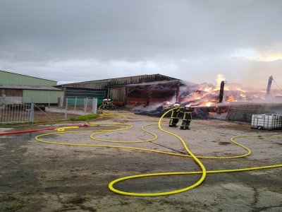 Un bâtiment agricole a été ravagé par les flammes mardi 13 octobre, à Bourgvallées. - SDIS 50
