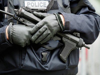 Un policier a été gravement blessé après avoir été renversé par une voiture lors d'un contrôle dans la nuit de mardi à mercredi dans l'Essonne, nouvel incident d'une série de violences visant les forces de l'ordre - FLORIAN DAVID [AFP/Archives]