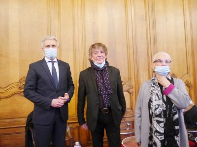 De gauche à droite, Joël Bruneau, maire de Caen, Hubert Haddad, lauréat du Prix littéraire de la Ville de Caen, et Claudette Caux, présidente du jury. - Héloïse Bernard