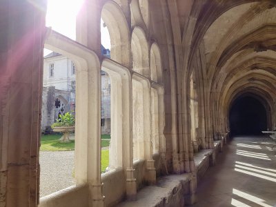 Le cloître est l'un des deux seuls cloîtres gothiques fermés de Normandie.