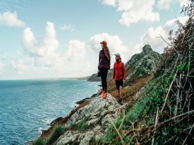 Amélie Blondiaux et Benjamin Deliere se sont lancé un pari : parcourir 400 kilomètres de randonnée sur les chemins du GR 223. Ils avaient envie de découvrir les paysages de la Manche. - Amélie Blondiaux