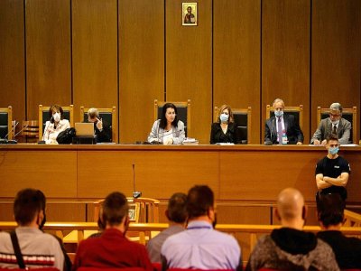 La juge  Maria Lepenioti (c) annonce les verdicts dans le procès du parti paramilitaire Aube dorée à Athènes, le 14 octobre 2020 - ANGELOS TZORTZINIS [AFP]