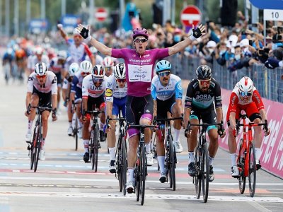 Arnaud Démare lève les bras après avoir franchi en vainqueur la ligne d'arrivée de la 11e étape du Tour d'Italie le 14 octobre 2020 à Rimini - Luca Bettini [AFP]