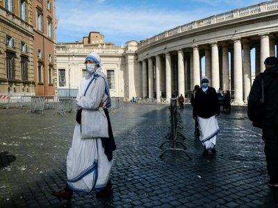 Des religieuses de la congrégation des Missionnaires de la charité sur la place Saint-Pierre au Vatican, le 13 octobre 2020 - Andreas SOLARO [AFP]