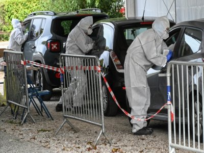 Des pompiers procèdent à des tests Covid-19 sur des automobilistes dans un centre de dépistage en drive-in à Montpellier, en France, le 14 octobre 2020 - Pascal GUYOT [AFP]