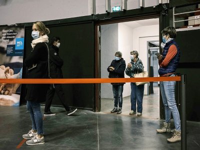 Des personnes attendent d'être testées au Covid-19, dans le Palais des sports de Lyon le 12 octobre 2020 - JEAN-PHILIPPE KSIAZEK [AFP]
