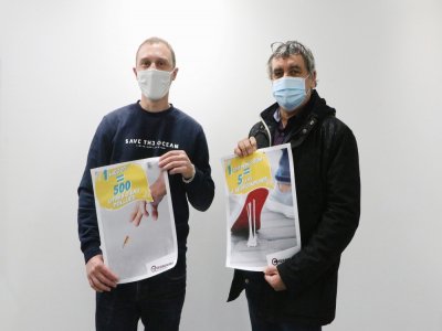 Bertrand Lefranc, adjoint à l'environnement, et Dominique Poirier, directeur à la Direction nature paysage et propreté, ont lancé une campagne d'affichage dans les rues de Cherbourg-en-Cotentin. 