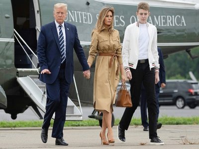 Le président américain Donald Trump, sa femme Melania Trump et leur fis Barron, à leur arrivée à l'aéroport de Morriston, le 16 août 2020 dans le New Jersey - JIM WATSON [AFP/Archives]