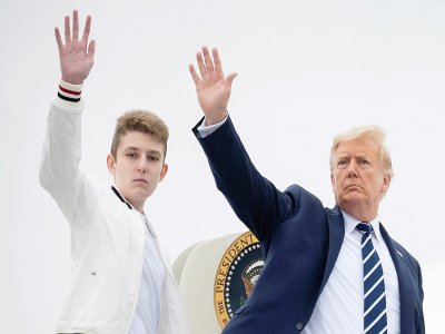 Le président américain Donald Trump et son fils Barron au moment d'embarquer dans Air Force One à l'aéroport municipal de Morristown, New Jersey, le 16 août 2020 - JIM WATSON [AFP/Archives]