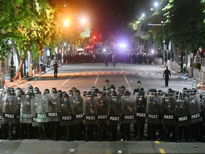 Des policiers en place pour disperser une manifestation de militants pro-démocratie, le 15 octobre 2020 à Bangkok, en Thaïlande - Panumas SANGUANWONG [AFP/Archives]