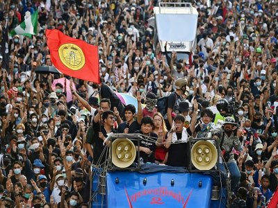 Des militants pro-démocratie manifestent à Bangkok, le 14 octobre 2020 en Thaïlande - Lillian SUWANRUMPHA [AFP]