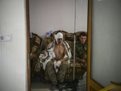 Un soldat blessé est traité dans le sous-sol d'un hôpital des environs de Stepanakert le 14 octobre 2020 - ARIS MESSINIS [AFP]