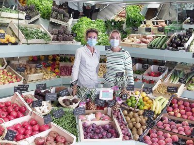 Séverine Marin (à droite), la gérante, avec sa partenaire Christelle Aubert (à gauche), derrière l'étal de fruits et légumes de leur épicerie Pêche de vigne, qui a ouvert fin août. - Mathieu Marie
