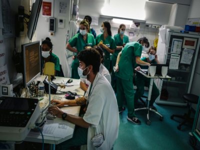 Des équipes médicales au service des urgences de l'hôpital Lariboisière, le 14 octobre 2020 à Paris - LUCAS BARIOULET [AFP]