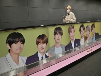 Une affiche des membres du groupe de K-pop BTS dans une station de métro, le 12 octobre 2020 à Séoul, en Corée du Sud - Jung Yeon-je [AFP/Archives]