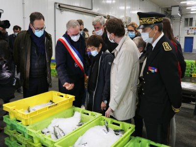Annick Girardin, ministre de la mer, et Clément Beaume, secrétaire d'État chargé des Affaires européennes, étaient en visite à la criée de Port-en-Bessin jeudi 15 octobre.