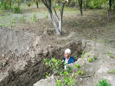 Mikhail Ismailov dans la tranchée creusée dans son village de Bakharly en Azerbaïdjan le 14 octobre 2020 - Bulent Kilic [AFP]