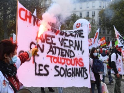 Manifestation du personnel soignant pour réclamer plus de moyens financier à Paris, le 15 octobre 2020 - Alain JOCARD [AFP]