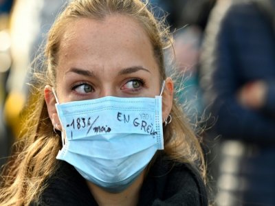 Une infirmière manifeste sa colère dans les rues de Rennes face à la faible revalorisation des salaires, le 15 octobre 2020 - Damien MEYER [AFP]