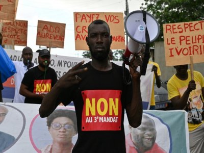 Des manifestants dénoncent la décision de Alassane Ouattara de se présenter pour la troisième fois à l'élection présidentielle, le 15 octobre 2020 à Abidjan - Issouf SANOGO [AFP]