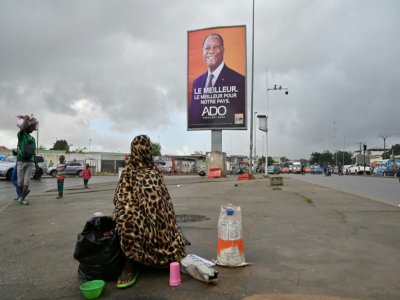 Une affiche du président Alassane Ouattara dans une rue d'Abidjan, le 15 octobre 2020 - Issouf SANOGO [AFP]