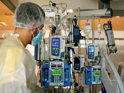 Un infirmier surveille l'état de santé d'un patient dans un hôpital de Madrid le 15 octobre 2020 - OSCAR DEL POZO [AFP]
