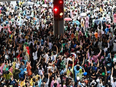 Des centaines de manifestants continuent de braver les mesures d'urgence à Bangkok, le 16 octobre 2020 - Mladen ANTONOV [AFP]