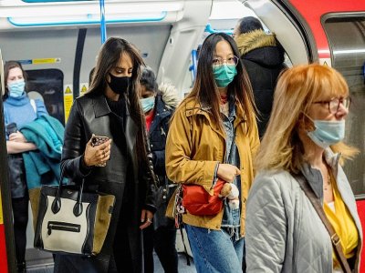 Des passagers dans le métro à Londres, le 16 octobre 2020 - Tolga Akmen [AFP]