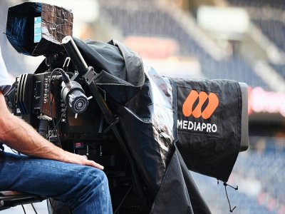Le logo Mediapro sur une caméra de télévision, en bord de terrain du Parc des Princes, à Paris le 13  Septembre 2020. - FRANCK FIFE [AFP]
