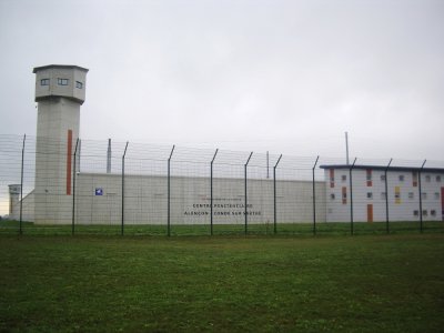 Cinq surveillants du centre pénitentiaire de Condé-sur-Sarthe ont été blessés par un détenu ce vendredi 16 octobre. Ils ont été hospitalisés.
