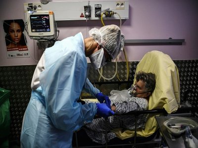 Une patiente soupçonnée d'être atteinte du Covid-19 est soignée à l'hôpital André Grégoire de Montreuil, dans la banlieue de Paris, le 15 octobre 2020 - Christophe ARCHAMBAULT [AFP]