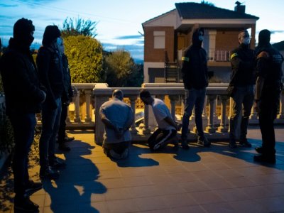 Raid de la police catalane contre une "ferme" de cannabis à Martorell, dans la banlieue de Barcelone, le 6 octobre 2020 - Josep LAGO [AFP]