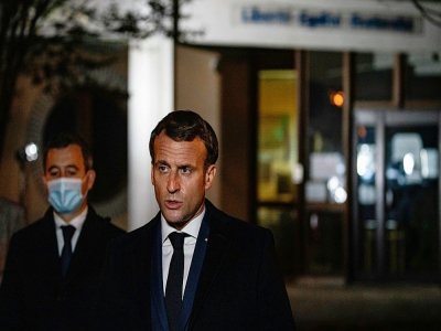 Emmanuel Macron, et à gauche Gérald Darmanin, devant le collège du Bois d'Aulne à Conflans Saint-Honorine, où travaillait le professeur tué, le 16 octobre 2020 - ABDULMONAM EASSA [POOL/AFP]